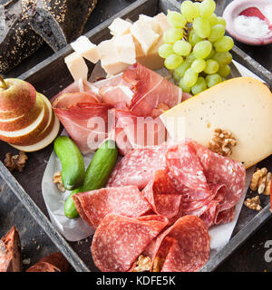 Auswahl an Käse und Wurst mit frischem Baguette Stockfoto