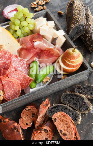 Auswahl an Käse und Wurst mit frischem Baguette Stockfoto