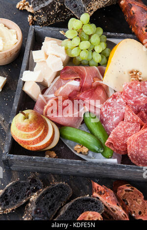 Auswahl an Käse und Wurst mit frischem Baguette Stockfoto