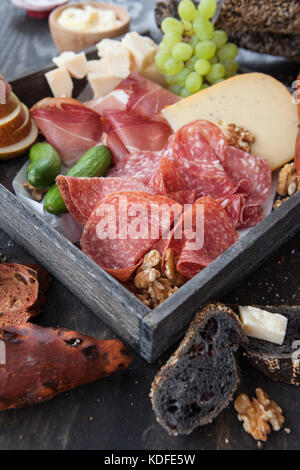 Auswahl an Käse und Wurst mit frischem Baguette Stockfoto