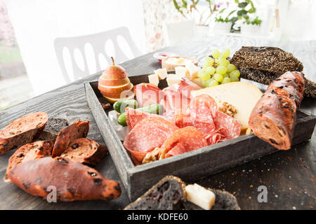 Auswahl an Käse und Wurst mit frischem Baguette Stockfoto