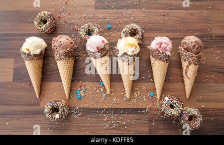 Vielzahl von Eis Waffeln mit Schokolade und Streuseln Stockfoto