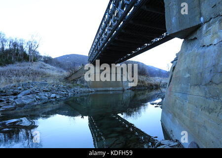 Brigde Reflexion in der kalten Herbst Fluss Stockfoto