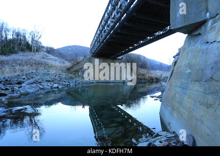 Brigde Reflexion in der kalten Herbst Fluss Stockfoto