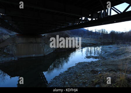 Brigde Reflexion in der kalten Herbst Fluss Stockfoto