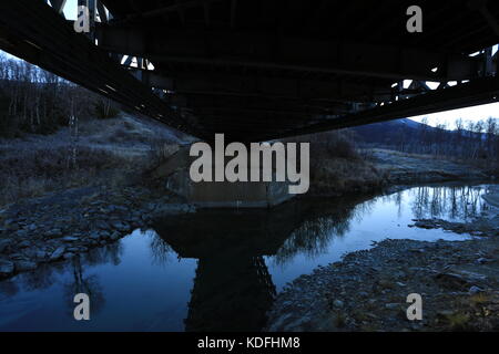 Brigde Reflexion in der kalten Herbst Fluss Stockfoto