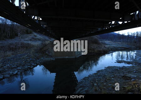 Brigde Reflexion in der kalten Herbst Fluss Stockfoto