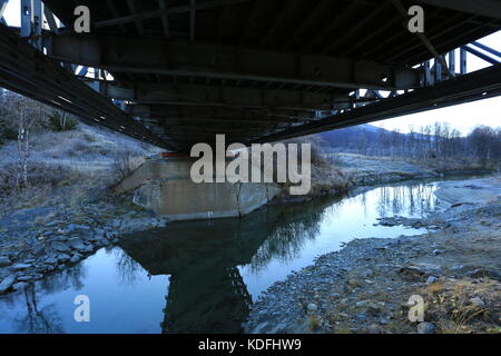 Brigde Reflexion in der kalten Herbst Fluss Stockfoto