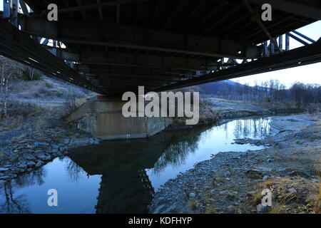 Brigde Reflexion in der kalten Herbst Fluss Stockfoto