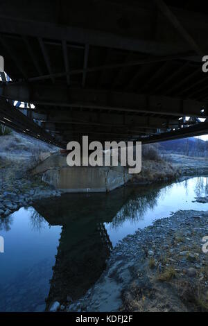 Brigde Reflexion in der kalten Herbst Fluss Stockfoto