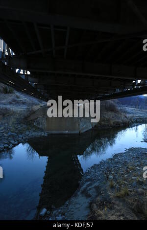 Brigde Reflexion in der kalten Herbst Fluss Stockfoto