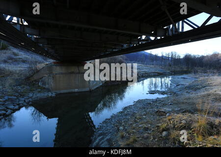 Brigde Reflexion in der kalten Herbst Fluss Stockfoto