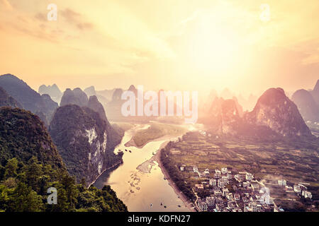 Lijiang River bei Sonnenuntergang von Dorf xingping Standpunkt aus gesehen, befindet sich 63 km von Guilin und 25 km von Yangshuo, Farbe Tonen angewendet, China. Stockfoto