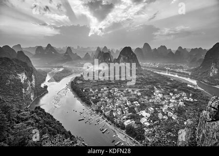 Schwarz-weiß Bild von Li River bei Sonnenuntergang von Lao Shan zhai, xingping gesehen, China. Stockfoto