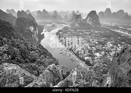 Schwarz-weiß Bild von Li Fluss von Lao Shan zhai, xingping gesehen, China. Stockfoto