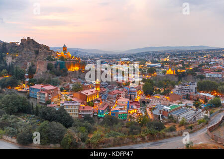 Narikala und Altstadt bei Sonnenuntergang, Tiflis, Georgien Stockfoto