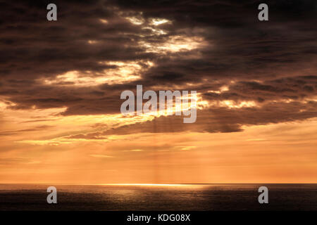 Eine stürmische Sonnenuntergang über den Bristol Channel von der Küste von North Devon in der Nähe von Lynmouth, England, Großbritannien Stockfoto