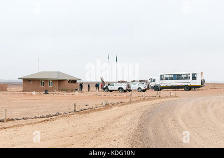 Cape Cross, Namibia - 29. Juni 2017: Unbekannter Touristen und Fahrzeuge an der Rezeption am Cape Cross Seal Kolonie an der Skelettküste von Nam Stockfoto