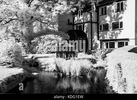 Eine kleine Mühle stream und Mühlrad in Exmoor, Somerset Schuß im Infrarot. Stockfoto