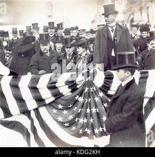 Präsident Theodore Roosevelt, Edith Roosevelt, und David R. Francis im Überprüfungstandplatz während der Festlichkeiten auf Roosevelt Tag am World's Fair 1904, 26. November 1904 Stockfoto