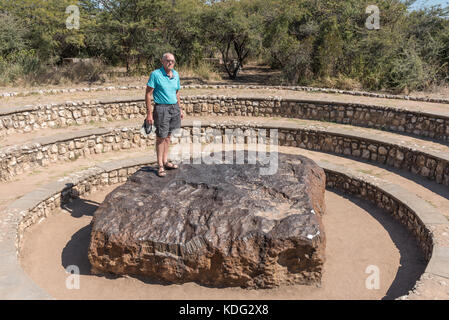 Grootfontein, Namibia - Juni 20, 2017: ein Tourist auf der Hoba Meteorit in der Nähe von grootfontein in Namibia, bei 60 Tonnen, der größte bekannte Meteorit auf der Erde Stockfoto