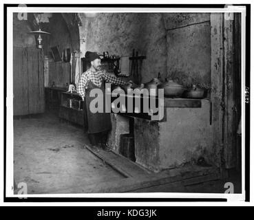 Dieses Bild zeigt traditionelle Speisen, die in einem türkischen Restaurant in Jerusalem auf einer Kalksteinplatte zubereitet werden, und zeigt die kulinarischen Praktiken und kulturellen Traditionen der Region. Stockfoto