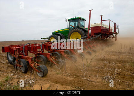 John Deere Traktor Planting Cotton mit 24 Zeile Case IH Luft Pflanzmaschine in Keine bis Baumwolle Stockfoto