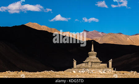 Stupa mit kontrast Schatten Schatten Berge und blauer Himmel in Leh, Ladakh, Indien Stockfoto