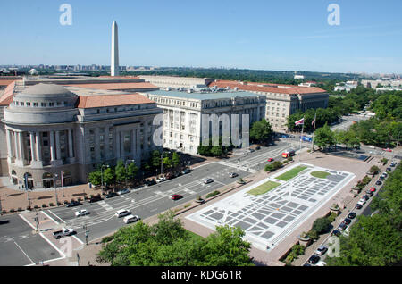 Freiheit Plaza vom Dach des Warren Theater gesehen, 12 und Pennsylvania Ave, NW, Washington, DC. Von links nach rechts sind Ronald Reagan b Stockfoto