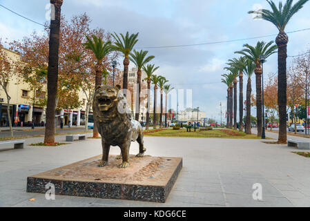 Fez, Marokko - Jan 14, 2017: Statue Löwe auf der Straße in Fes Stockfoto