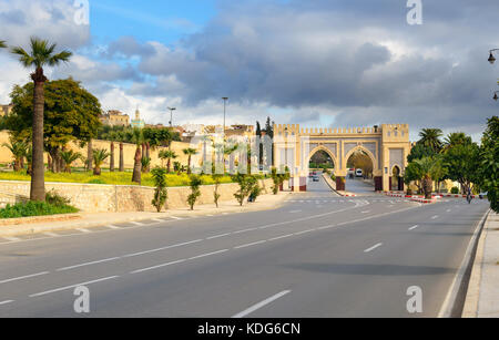 Fez, Marokko - Jan 14, 2017: Tor in der alten Stadt mit Fes Stockfoto