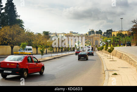 Fez, Marokko - Jan 14, 2017: Tor in der alten Stadt mit Fes Stockfoto