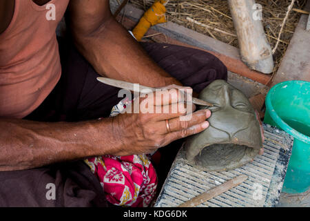 Ein Handwerker beschäftigt, ein Idol der Göttin Durga in kumortuli, Kolkata Stockfoto