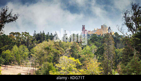 Panoramablick Sommer Landschaft mit Pena Palast auf der Oberseite der Berge von Sintra. Beliebte Wahrzeichen von Portugal Stockfoto