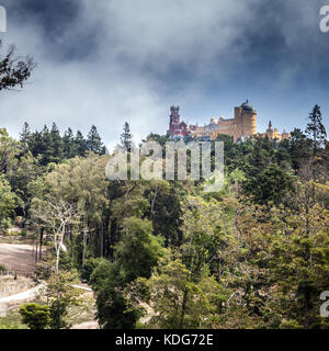 Platz Sommer Landschaft mit Pena Palast auf der Oberseite der Berge von Sintra. Gemeinde von Sintra, Portugal Stockfoto