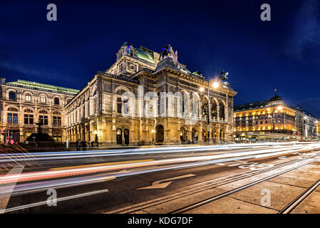 Wien Oper Fassade bei Nacht und Verkehr Wanderwege Stockfoto