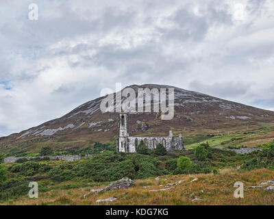 Dunlewey oder dunlewy Kirche am Fuße des Mount Errigal und der vergiftete Glen County Donegal Irland ruiniert Stockfoto