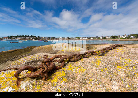 Ankerkette in Ploumanach Bucht und Hafen an der felsigen Küste der Cote De Granit Rose, Bretagne, Frankreich. Stockfoto