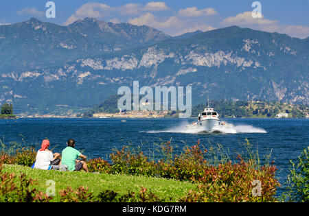 Paar am Ufer beobachten schnelle Tragflügelboot Passagierschiff von Bellagio am Comer See in Italien. Stockfoto