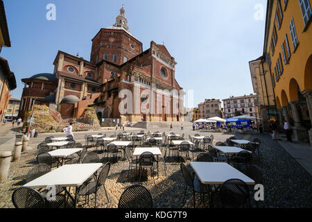 Pavia: Tische und Stühle vor der Kathedrale auf dem hauptplatz. Stockfoto