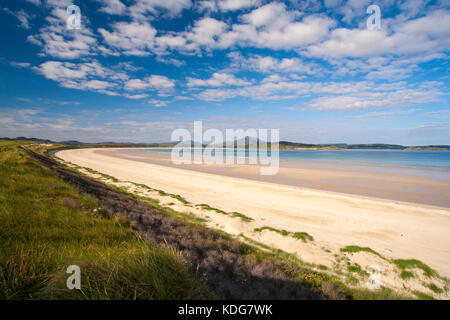 Leeren Strand bei Rosapena an einem sonnigen Tag, Arc von Golden Sand unter einem schönen Himmel. Stockfoto