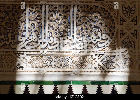 Arabische Inschrift auf Stein graviert, Alhambra, Granada, Andalusien, maurischen Historische Stockfoto