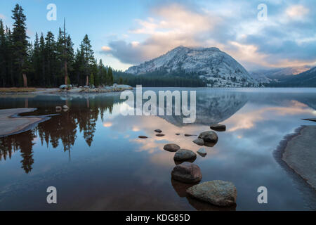 Lake Tenaya, Yosemite National Park, Kalifornien, an einem frühen Herbstmorgen. Stockfoto