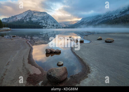 Lake Tenaya, Yosemite National Park, Kalifornien, an einem frühen Herbstmorgen. Stockfoto