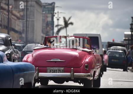 Oldtimer auf der Straße Havana Vieja, Kuba Stockfoto