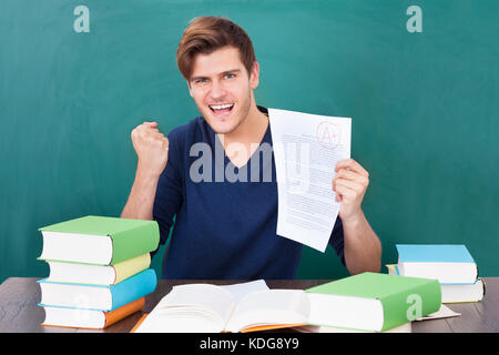Porträt eines erfolgreichen Studenten halten Prüfungsaufgabe Stockfoto