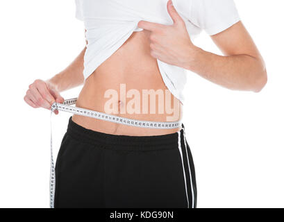 Nahaufnahme eines glücklichen jungen Mannes seiner Taille messen Stockfoto