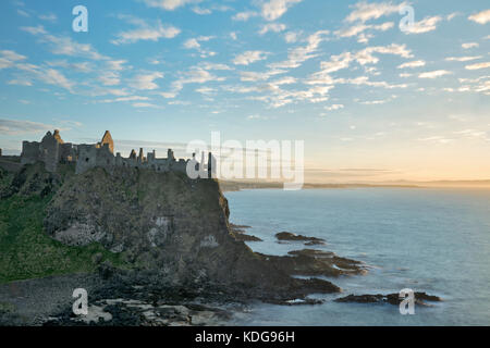 Dunluce Castle, bei Sonnenuntergang. Nordirland. Stockfoto