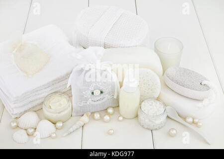 Spa und Peeling Kosmetikbehandlung mit Peeling Salz, bimsstein Body Scrub, feuchtigkeitsspendende Creme, Bodylotion, Schwämme & Waschlappen. Stockfoto