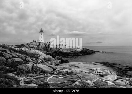 Die Granitküste und der Leuchtturm in Peggy's Cove, Nova Scotia am 30. August 2017. Stockfoto